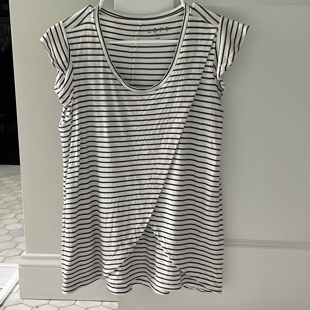 LOFT maternity/nursing top